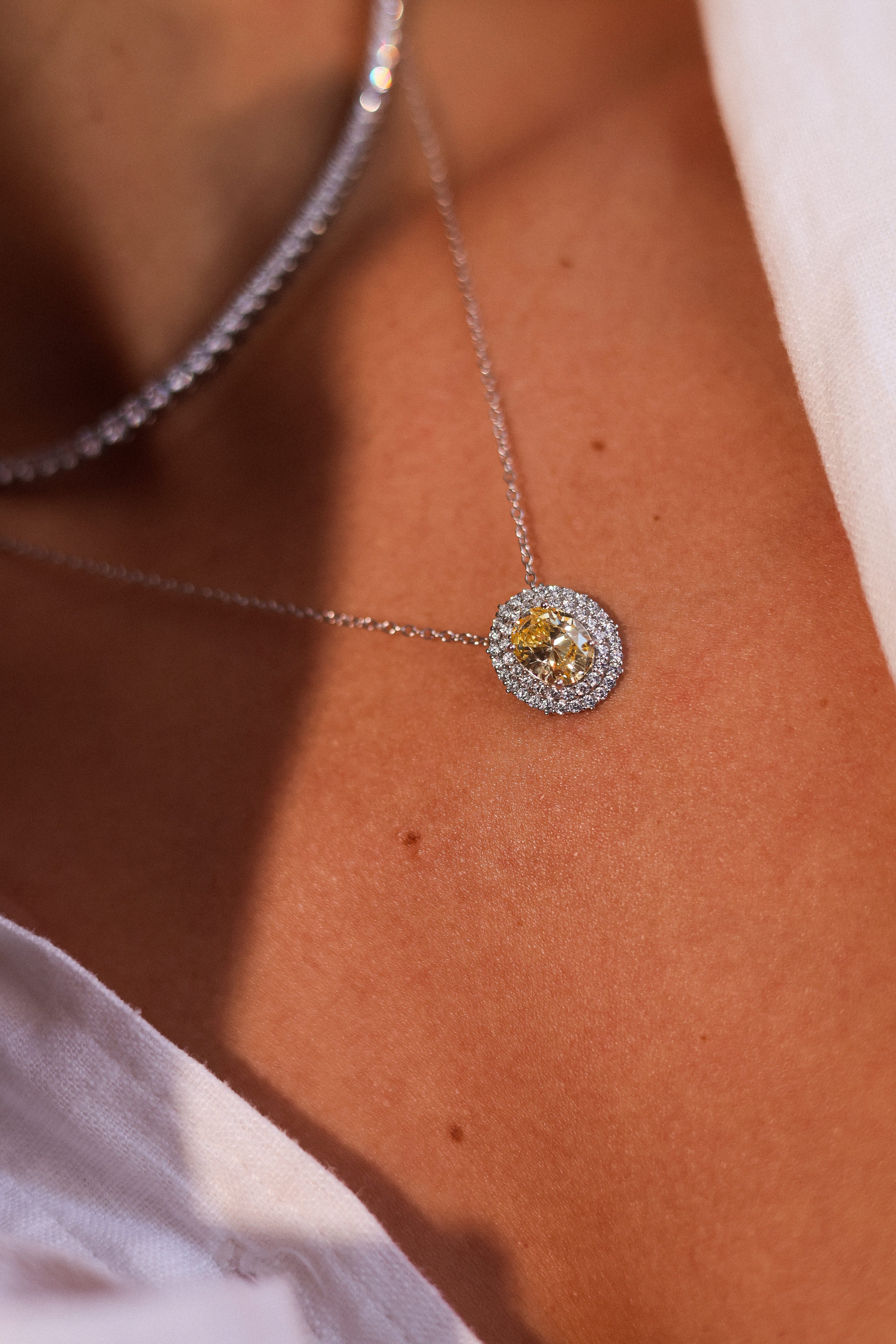 Colar Oval Yellow Fancy 8x10 mm – Luxo Dourado com Cravação Dupla